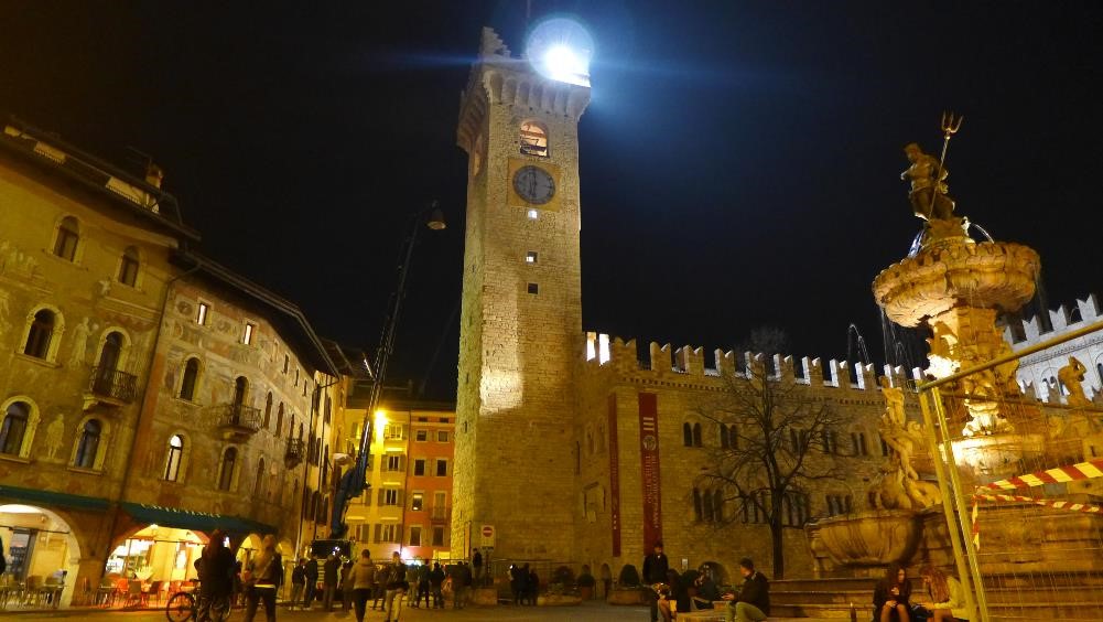 La gru Effer 1750 ha sollevato la nuova campana Renga all'interno della Torre Civica di Trento. Un intervento spettacolare nella magica cornice di Piazza Duomo.