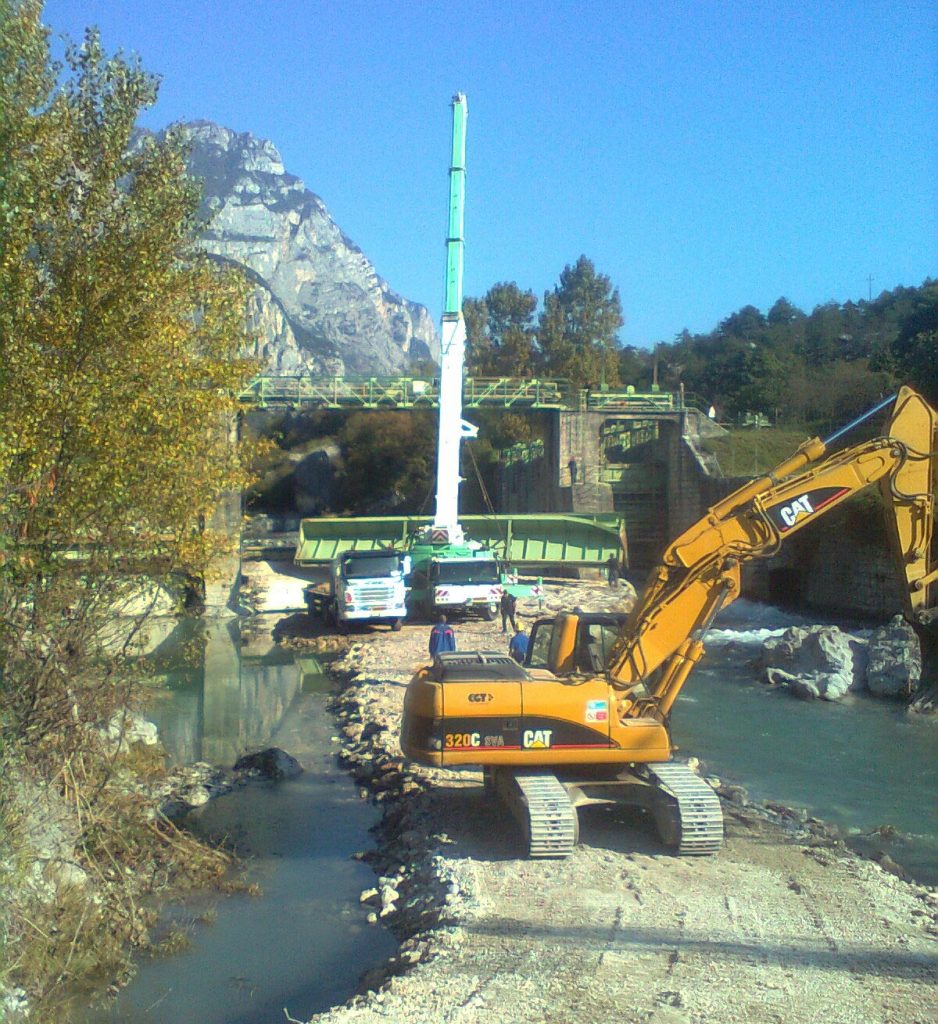 Sollevamento e posizionamento paratoia in Loc. Fies (Trento) - Cristelli